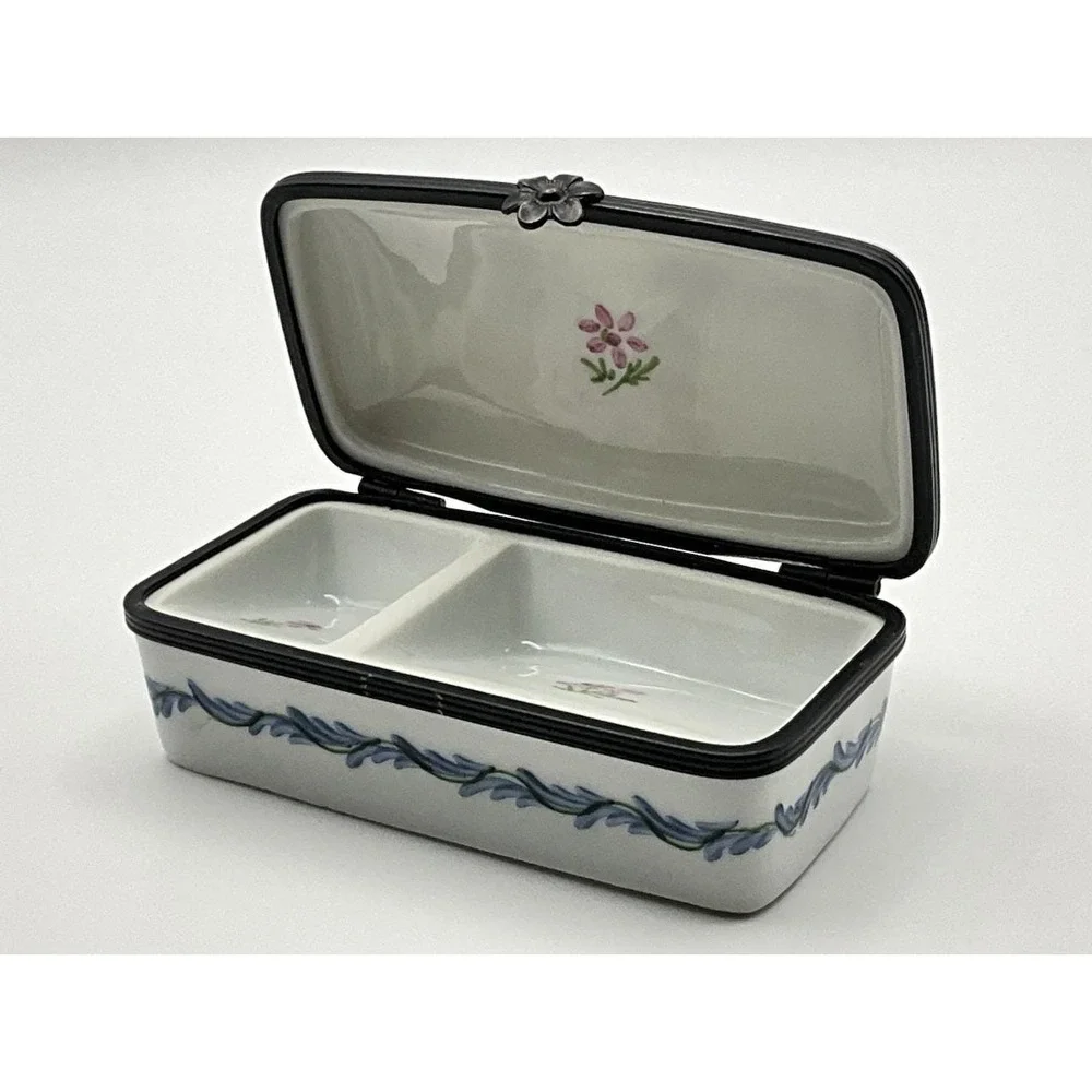 Limoges Peint Main Porcelain Hinged Floral Trinket Pill Box 3 3/8